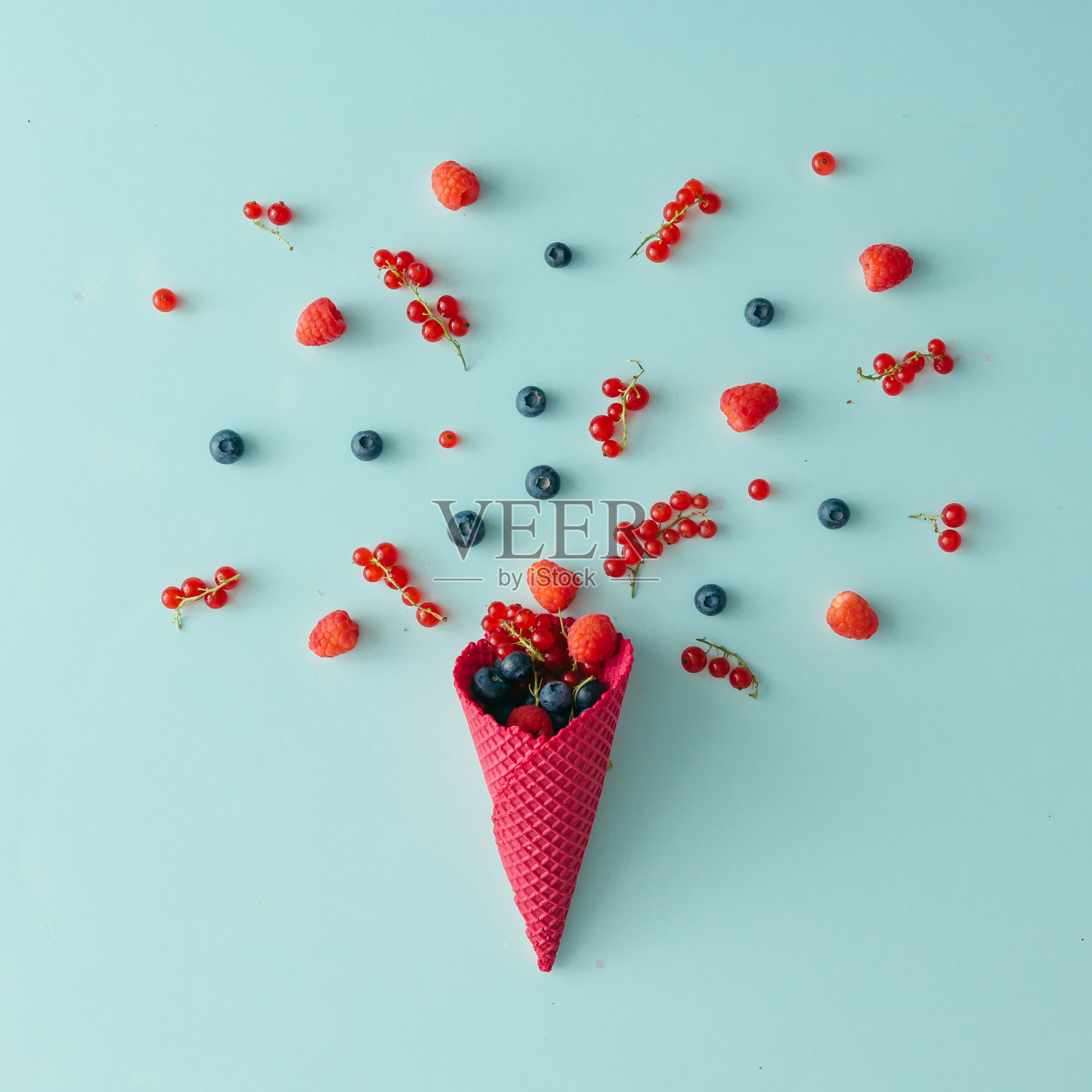森林水果和冰淇淋蛋筒在蓝色柔和的背景。平的。夏天的概念。照片摄影图片