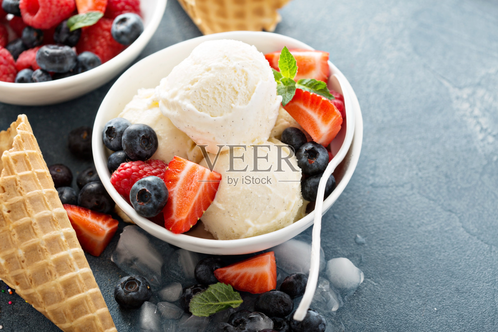 香草冰淇淋球与浆果照片摄影图片