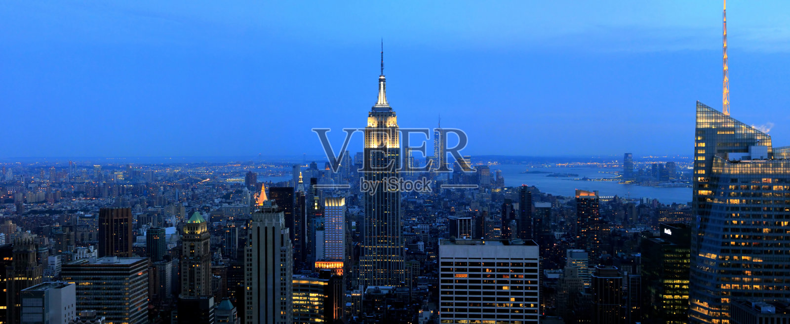 鸟瞰纽约的夜景照片摄影图片
