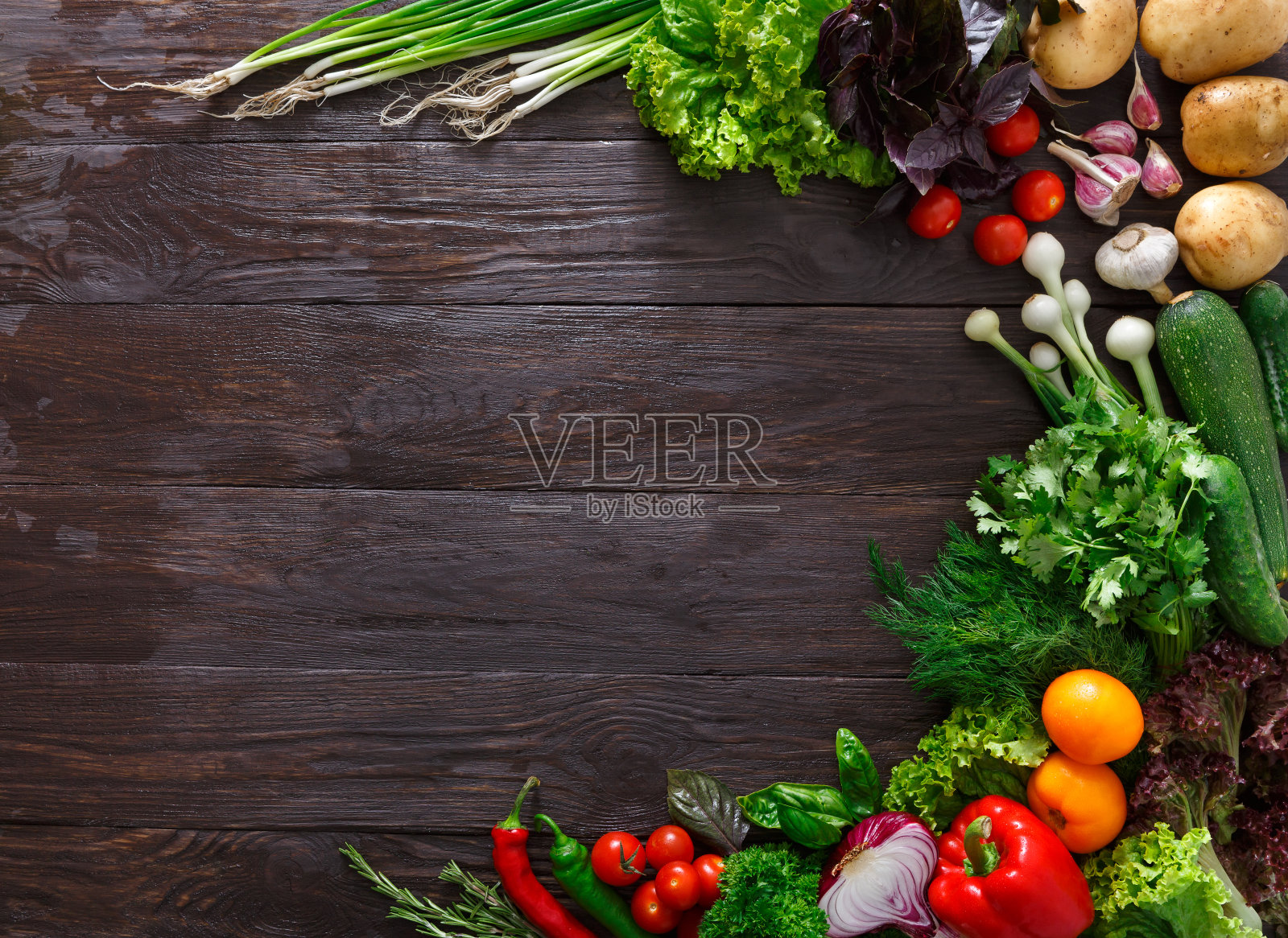 木背景上的新鲜蔬菜框架与复制空间照片摄影图片