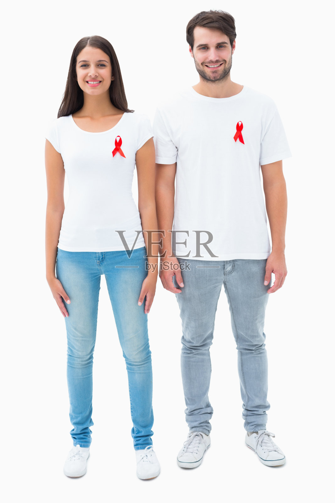 一对戴着艾滋病宣传丝带的年轻情侣照片摄影图片