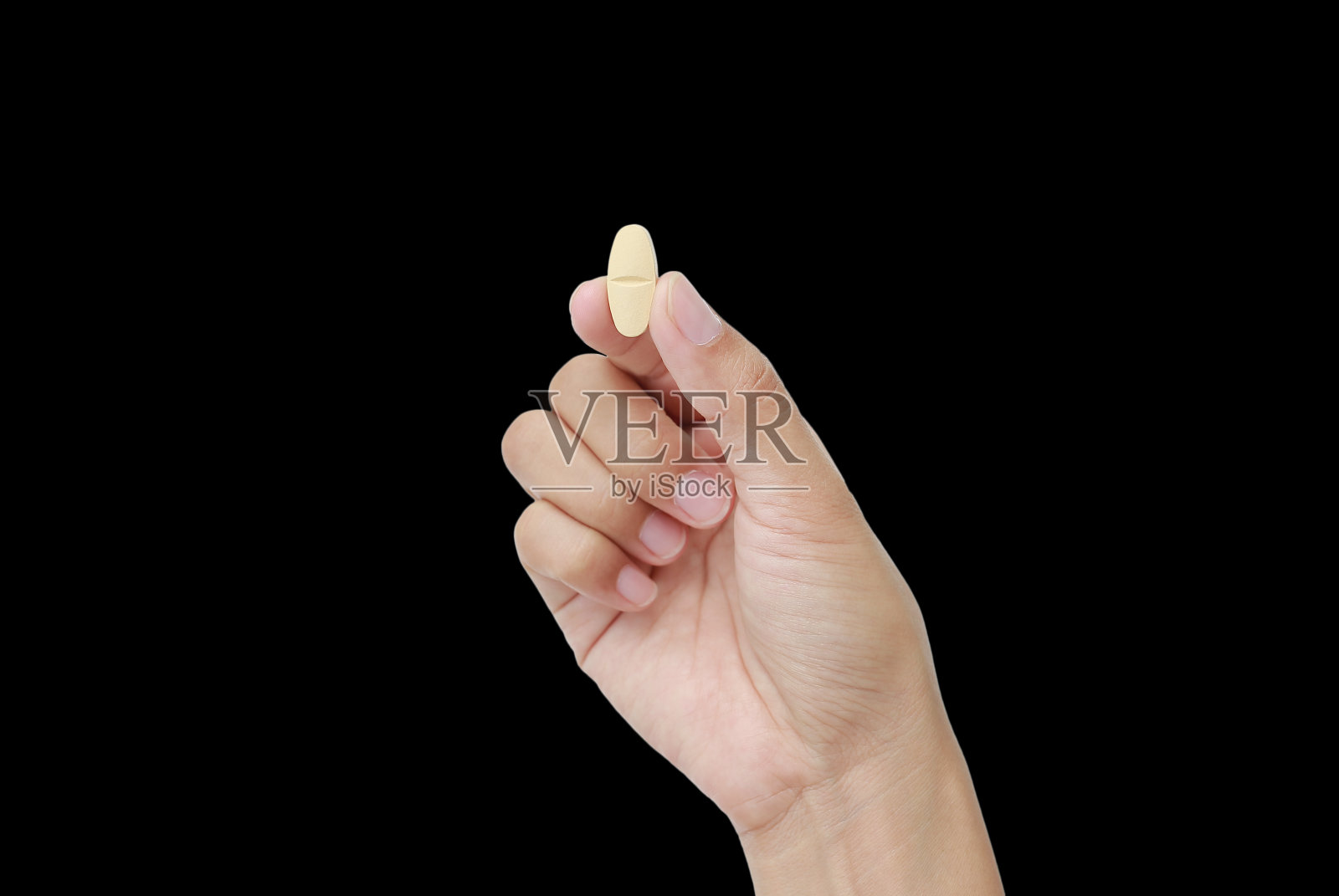 手握黄色药丸孤立在黑色背景。照片摄影图片