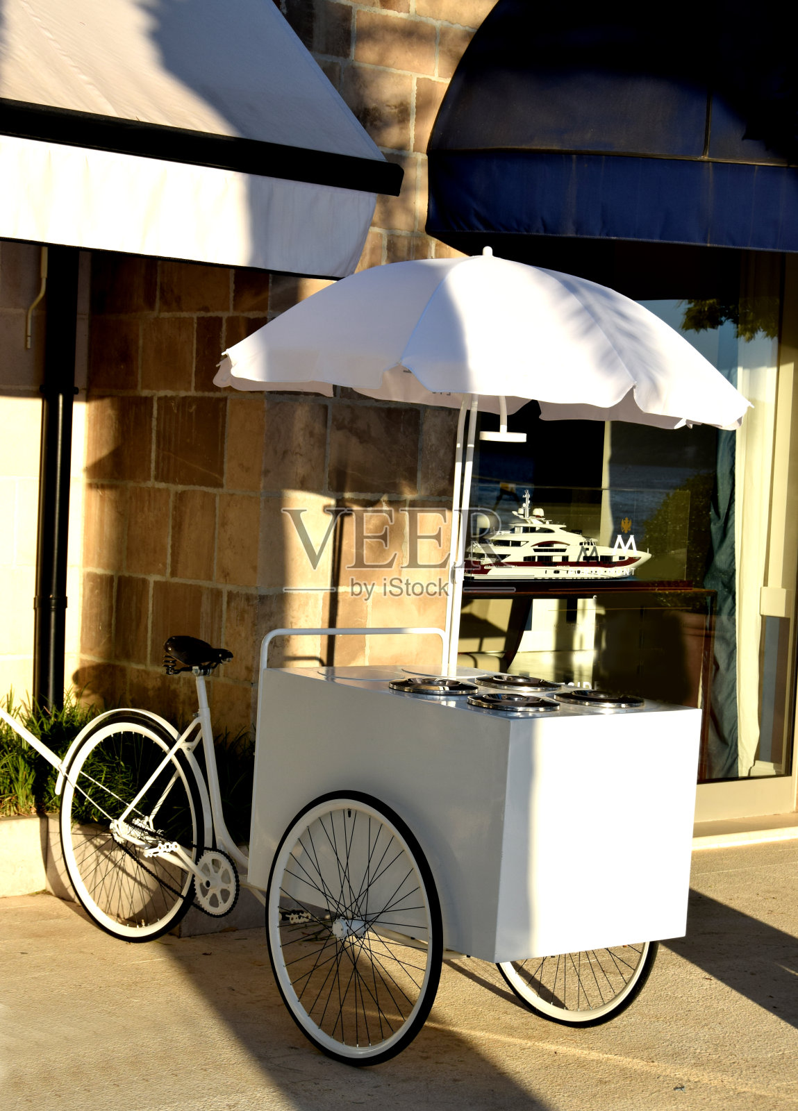 复古时尚的手推车，三轮车，用来卖冰淇淋照片摄影图片