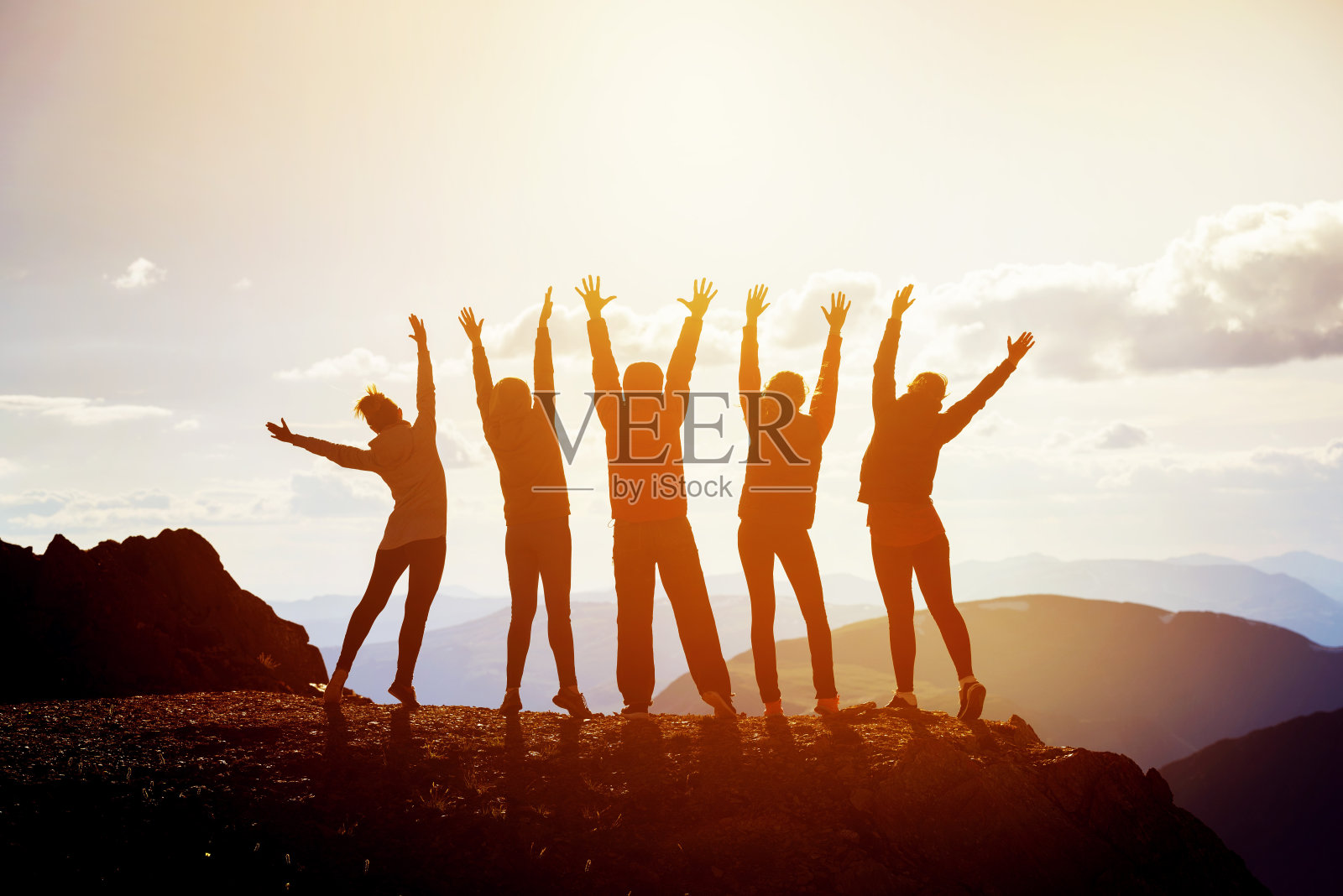 五个快乐的朋友举起手臂照片摄影图片