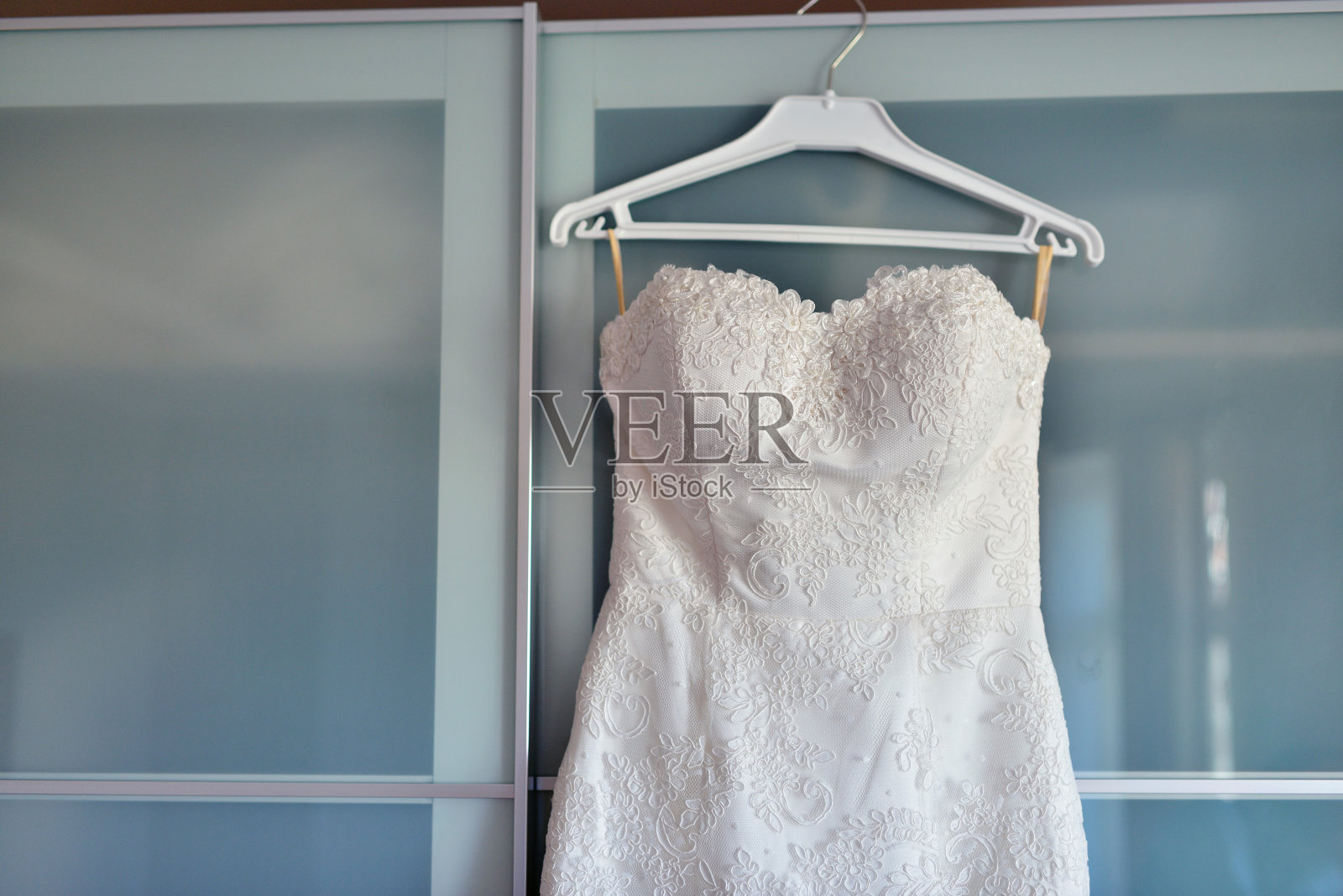 美丽的白色婚纱为新娘在室内照片摄影图片