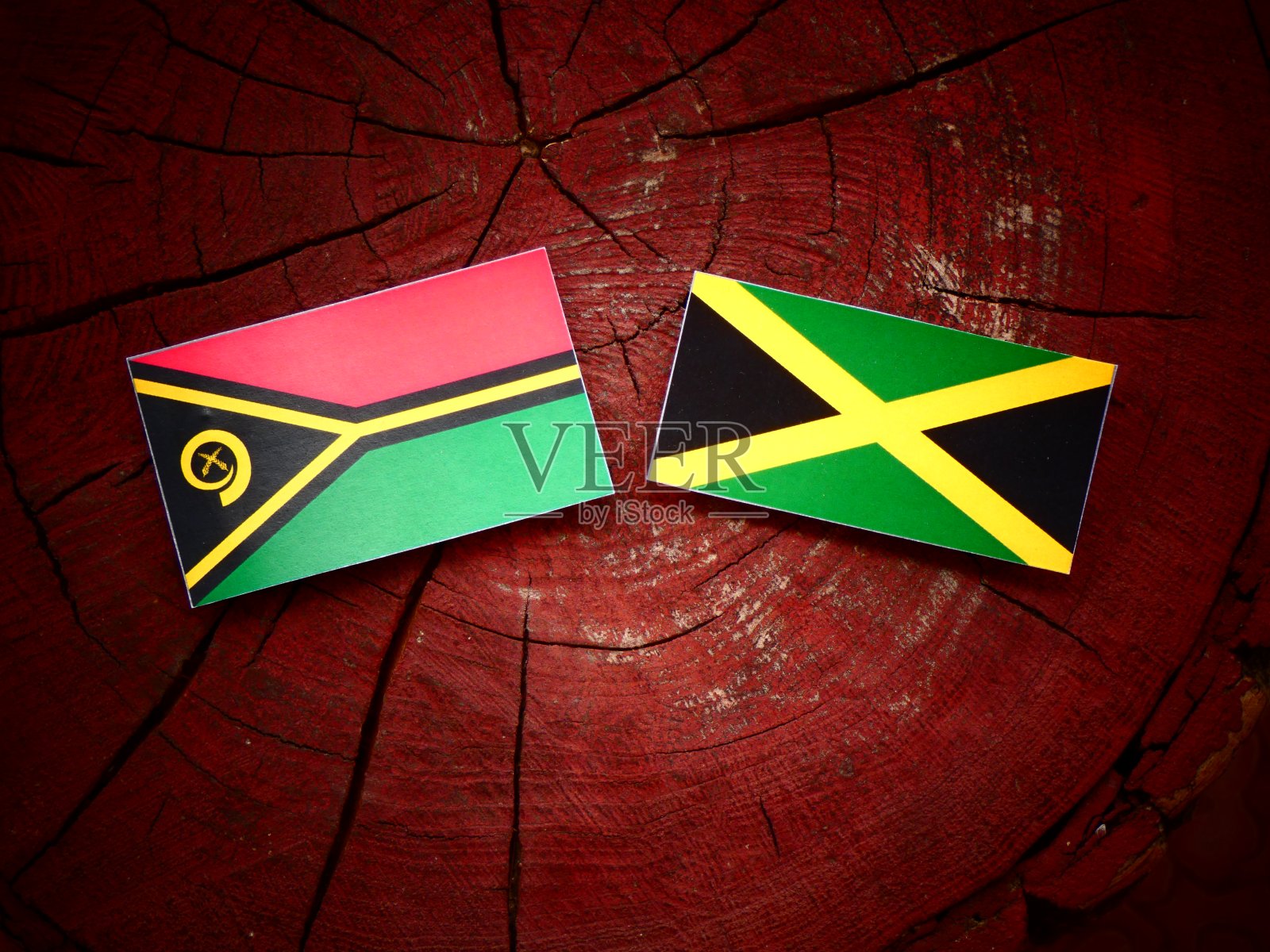瓦努阿图国旗和牙买加国旗在一个树桩孤立照片摄影图片
