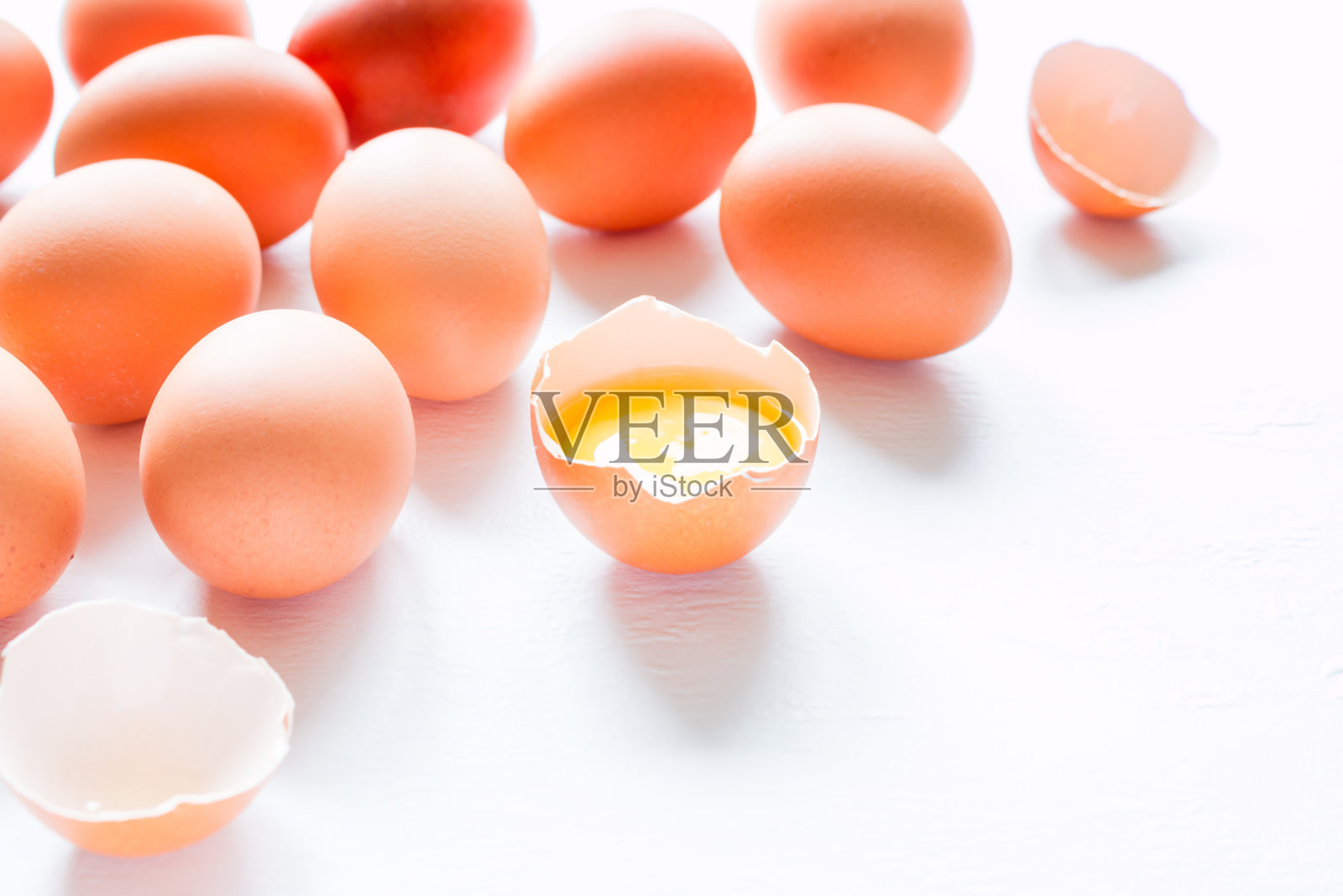 鸡蛋和蛋黄在白色背景与文字的地方照片摄影图片
