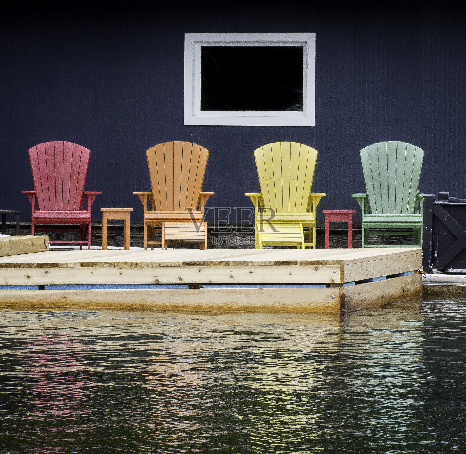 五颜六色的马斯科卡椅子，安大略省，加拿大照片摄影图片