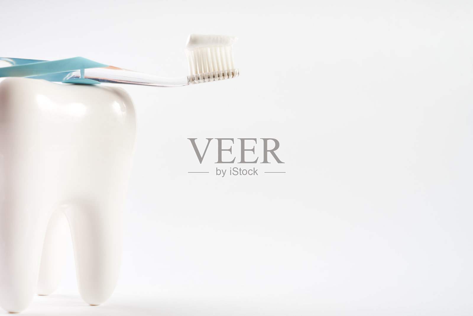 牙刷与牙膏在白色健康陶瓷牙齿模型孤立在白色背景与复制空间。牙科卫生及护理照片摄影图片