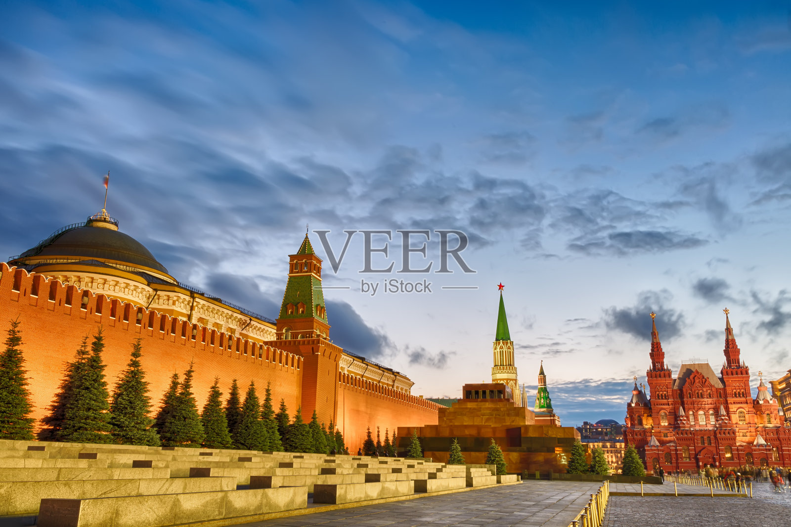 日落蓝色小时的红场，莫斯科克里姆林宫，列宁陵墓，俄罗斯历史博物馆。世界著名的莫斯科旅游和旅游地标照片摄影图片