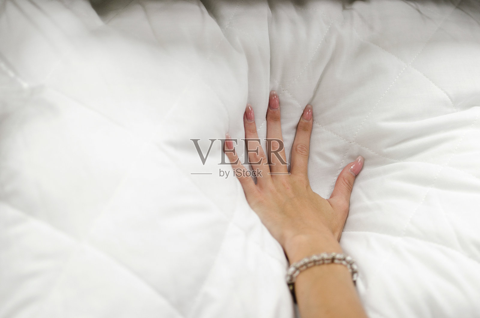 手压枕头或被褥，睡眠舒适照片摄影图片