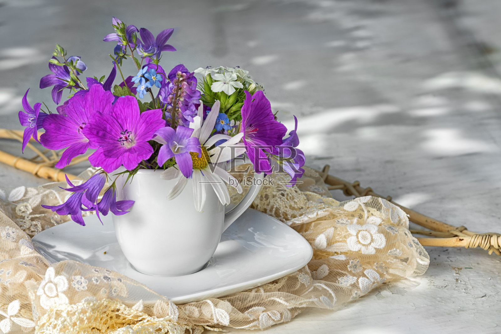 野花、花束、蓝铃花、洋甘菊，别忘了我，放在白色的茶杯里，有空白的空间照片摄影图片