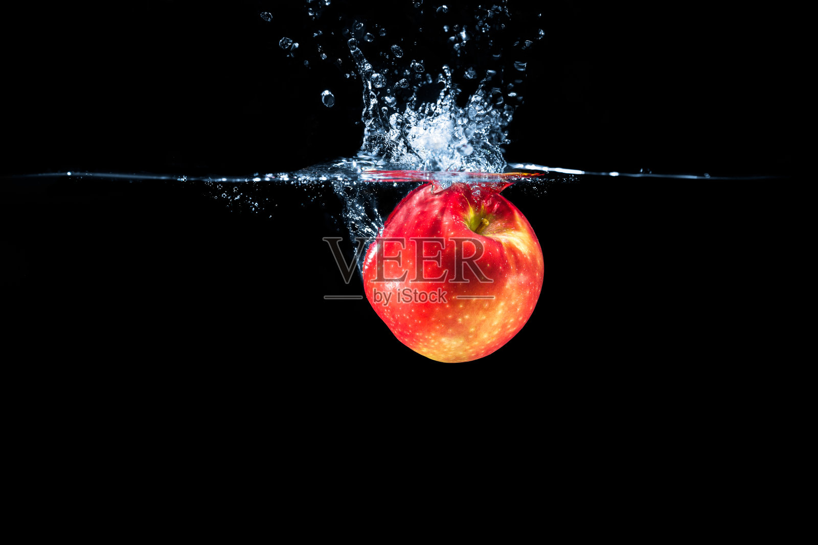 红苹果和水飞溅孤立在黑色背景照片摄影图片