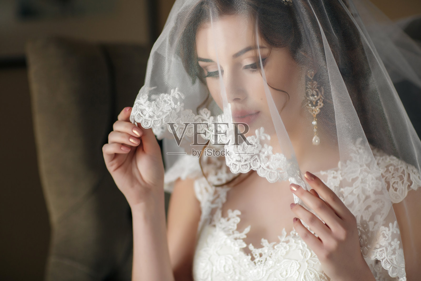 穿着白色婚纱和面纱的美丽新娘照片摄影图片