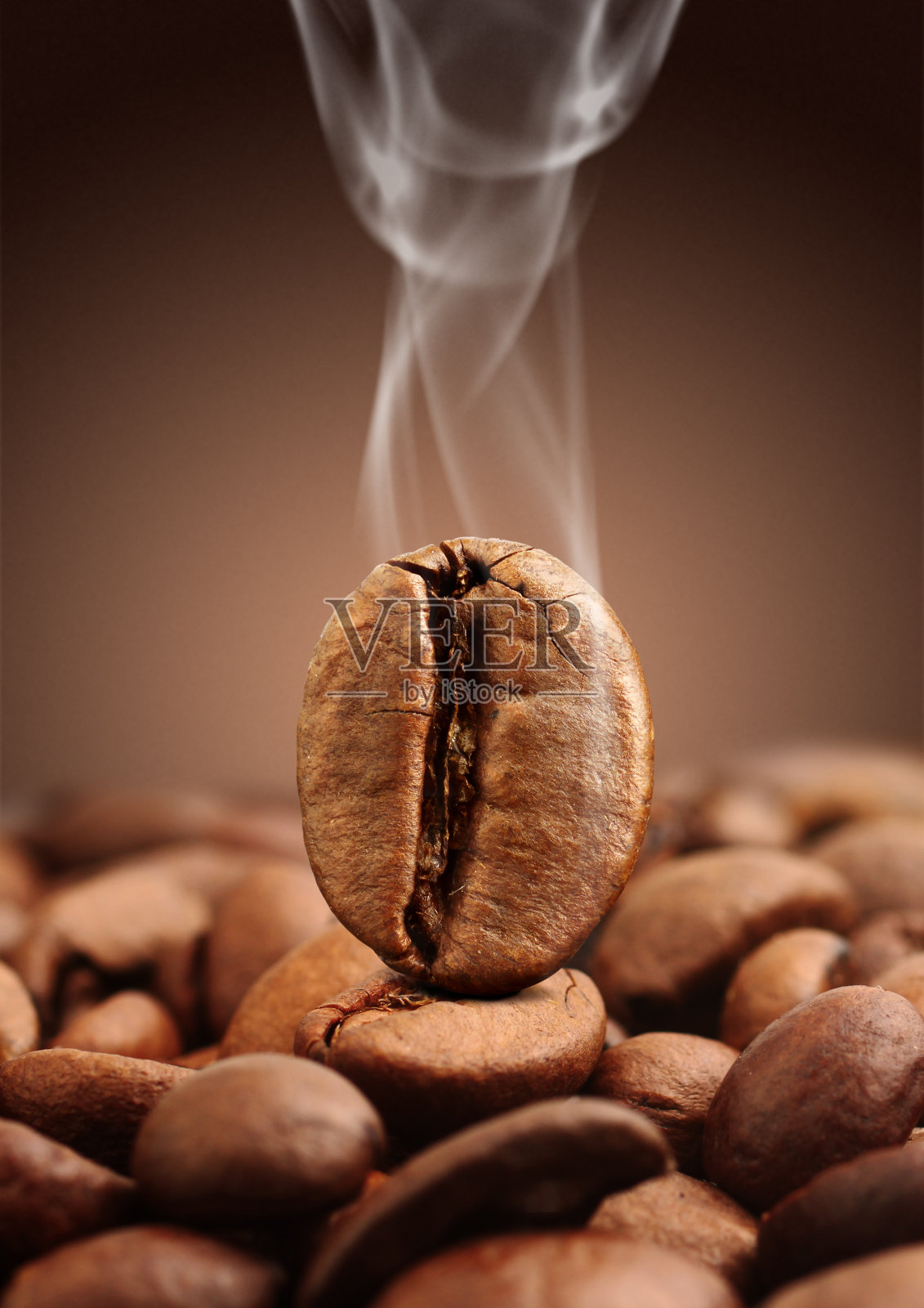 近距离的咖啡豆与烟棕色的背景照片摄影图片
