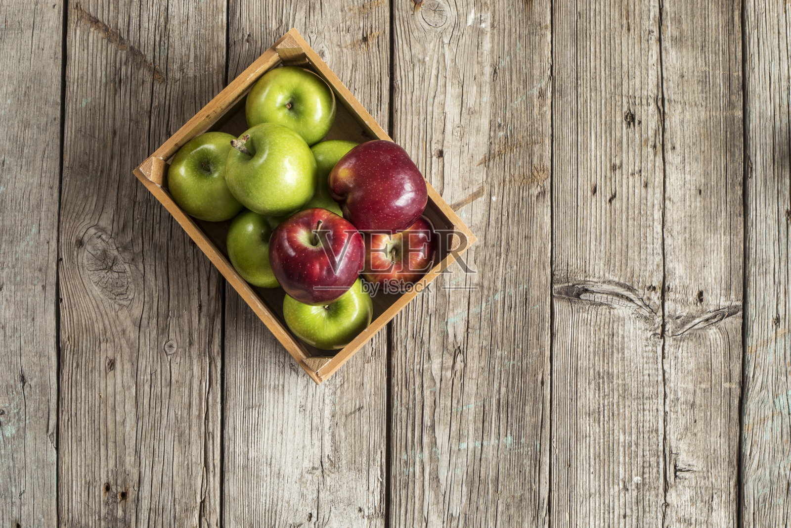 水果，苹果放在木桌上照片摄影图片