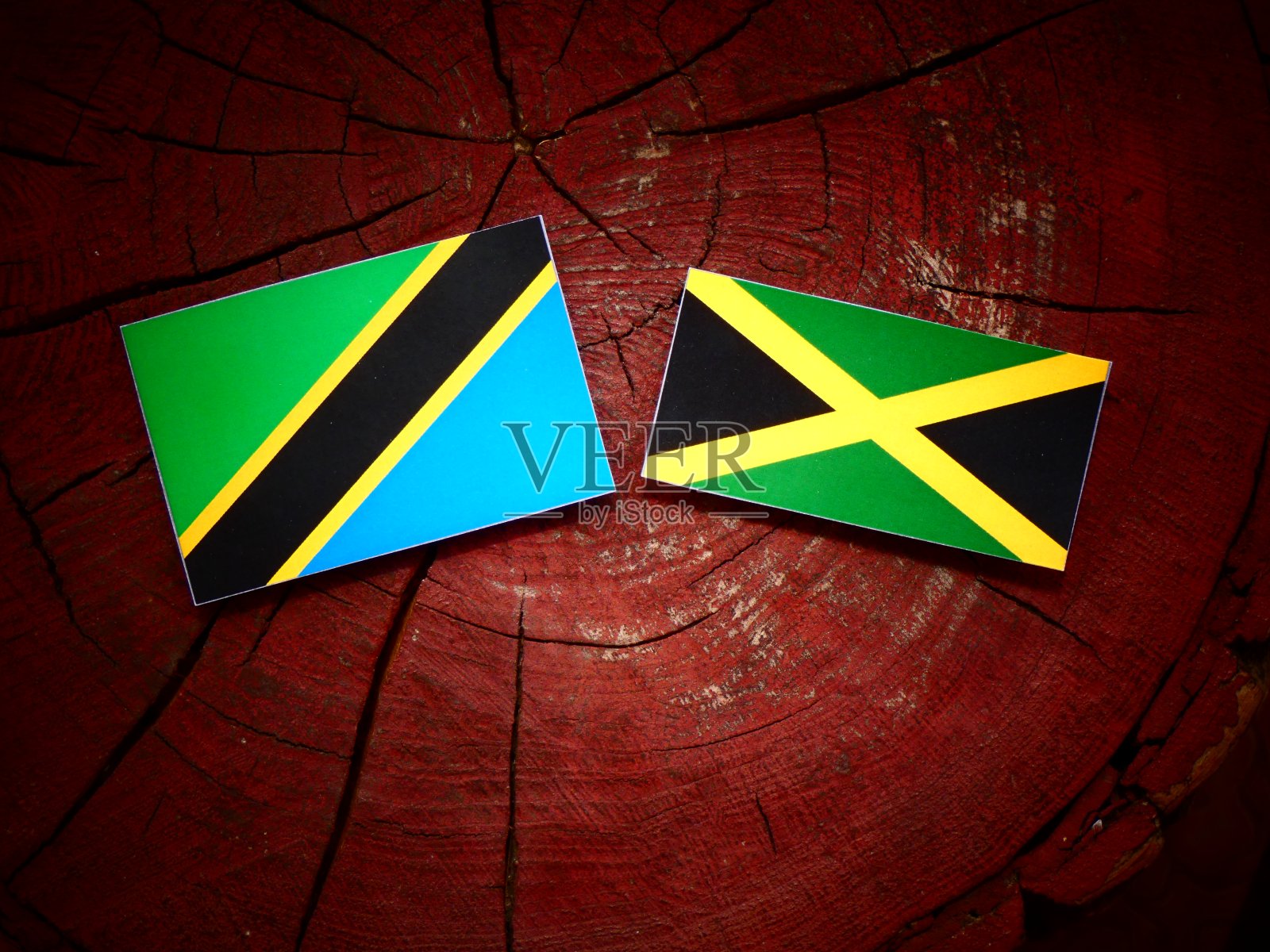 坦桑尼亚国旗和牙买加国旗在一个树桩孤立照片摄影图片