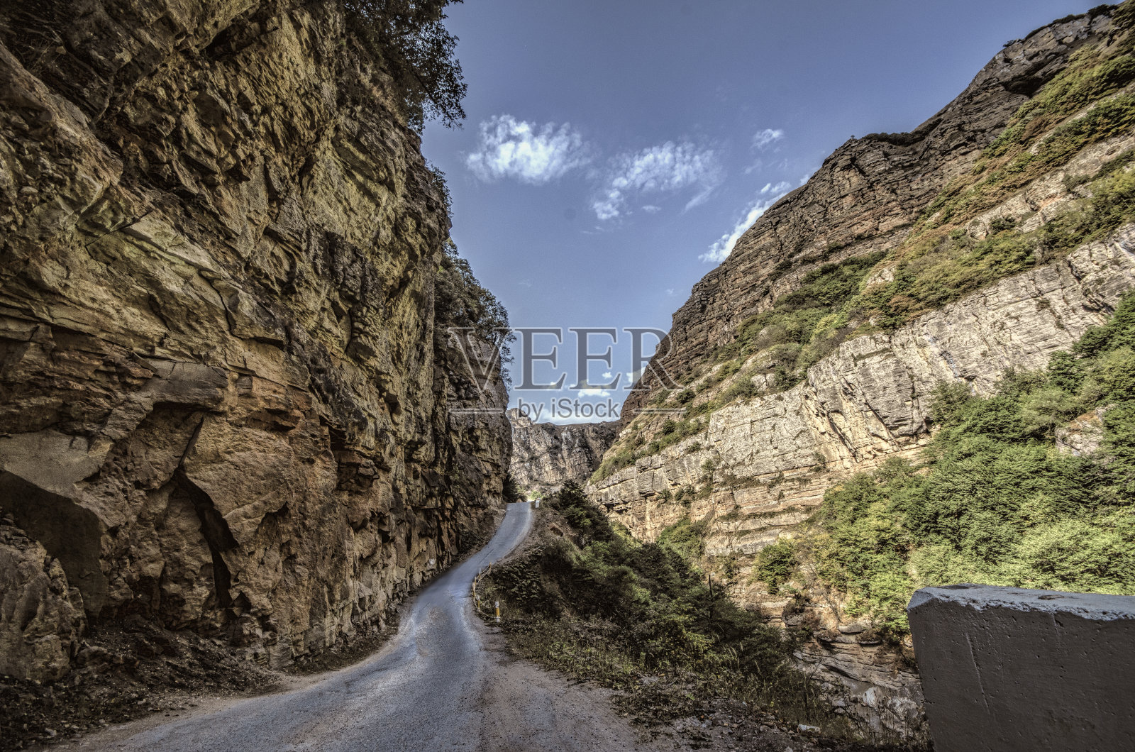 直空公路通往新阿里村。美丽的大高加索山脉和公路乡村道路与蓝色的乌云天空和黄色的草。阿塞拜疆Guba自然照片摄影图片