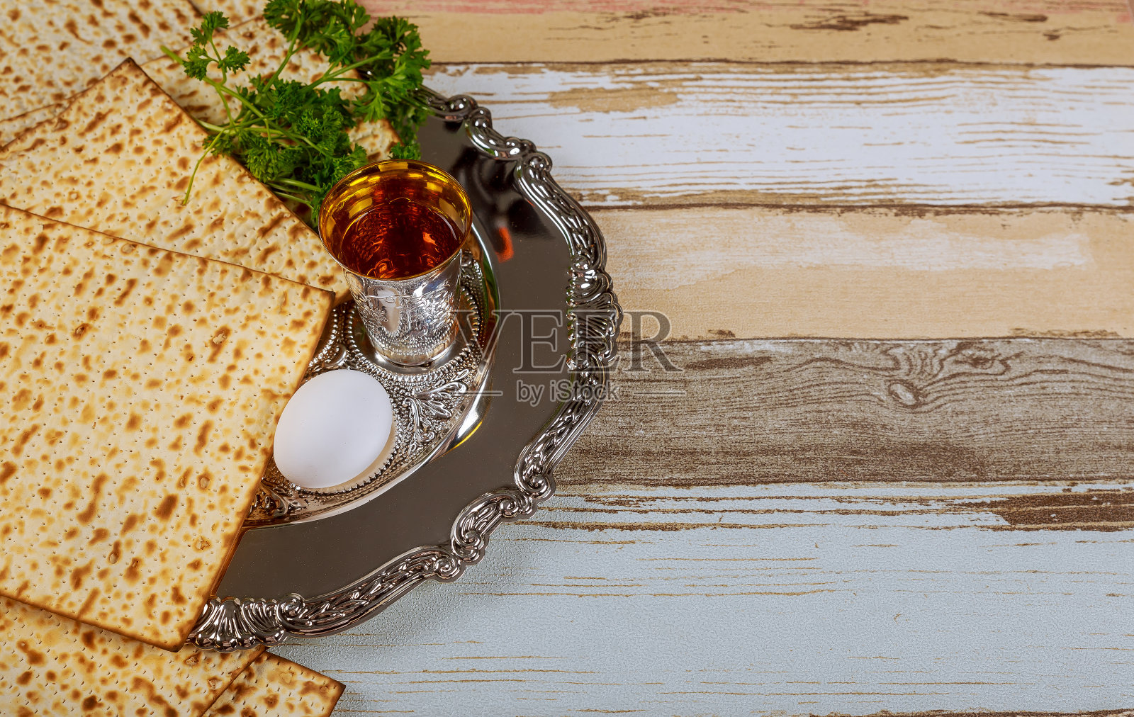 逾越节无酵饼是犹太人传统的逾越节家宴盘照片摄影图片