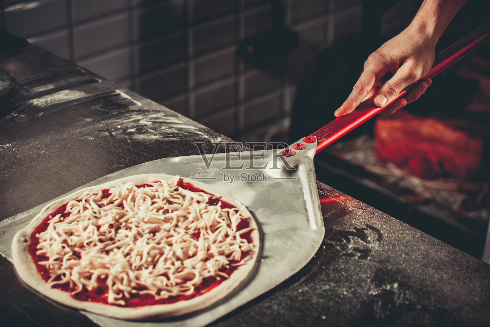 准备传统的意大利披萨照片摄影图片