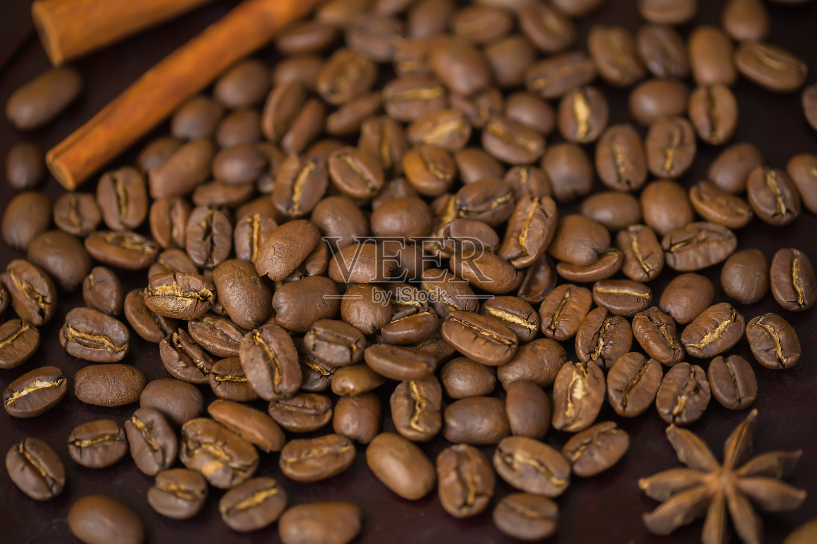 咖啡颗粒特写。高品质特大号阿拉比卡豆的质地，被认为是世界上最好的咖啡豆之一。休息时间的概念照片摄影图片