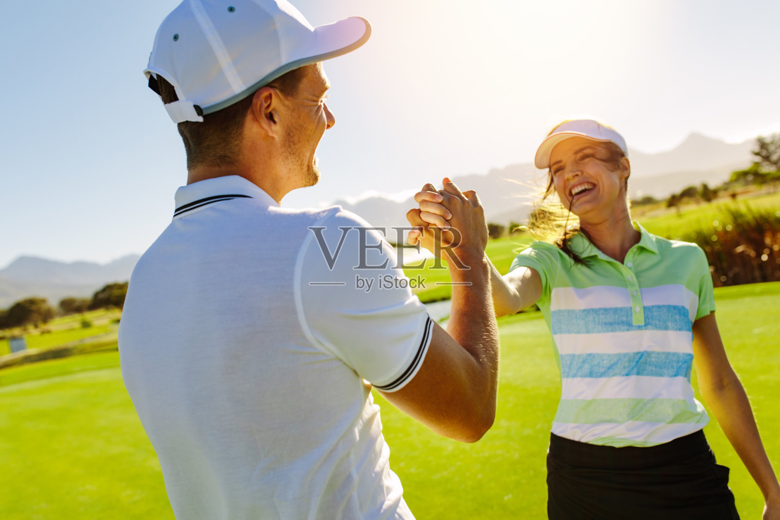高尔夫球手在球场上握手照片摄影图片