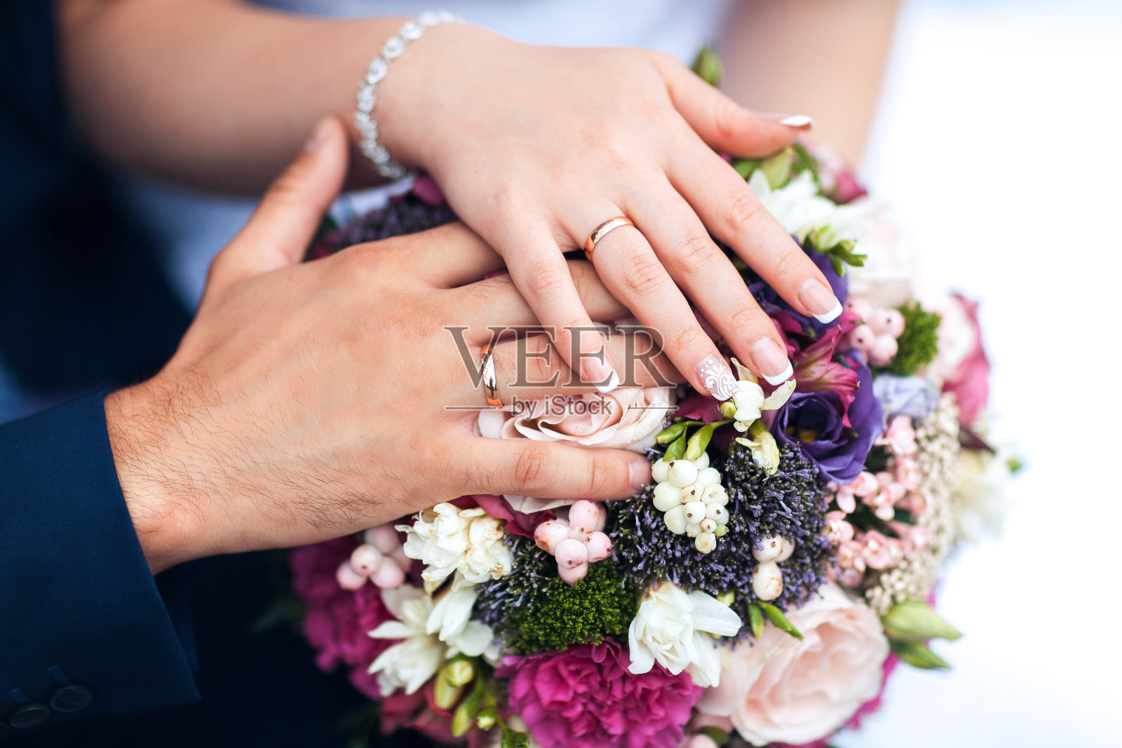 新娘手持戒指和婚礼花束照片摄影图片