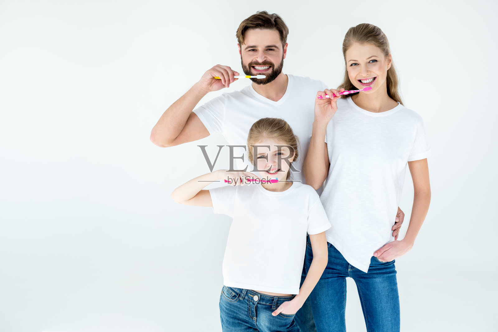 一家人穿着白色t恤用牙刷刷牙照片摄影图片