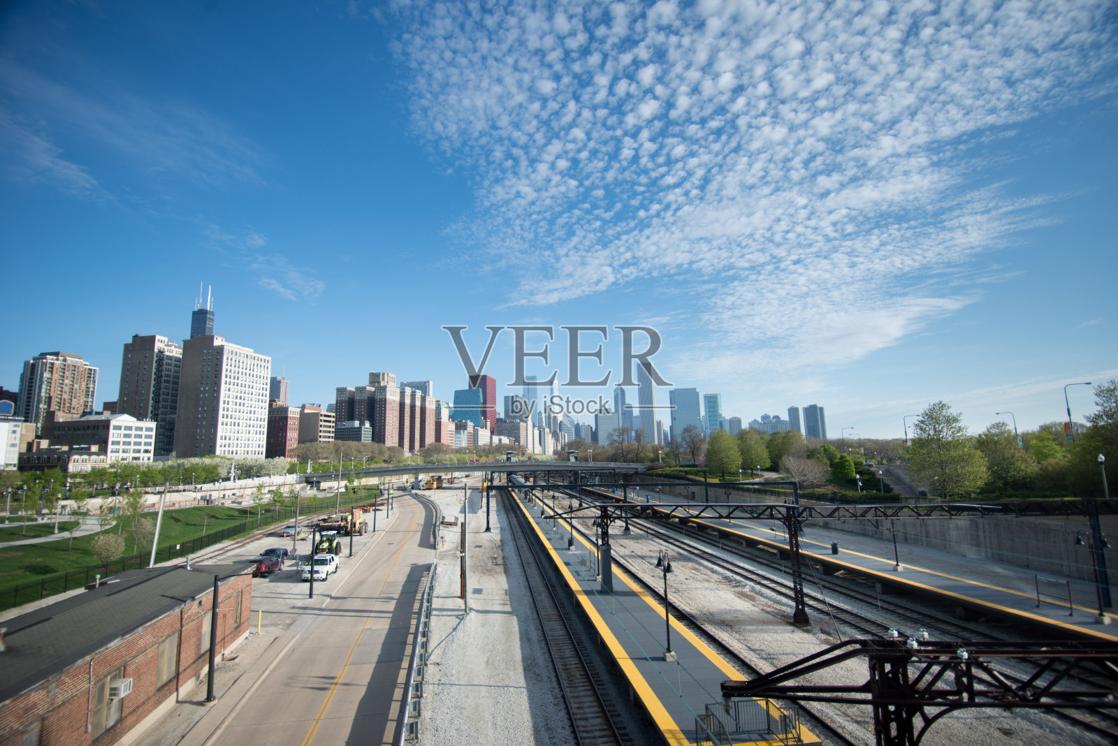 芝加哥天际线，前景是火车轨道照片摄影图片