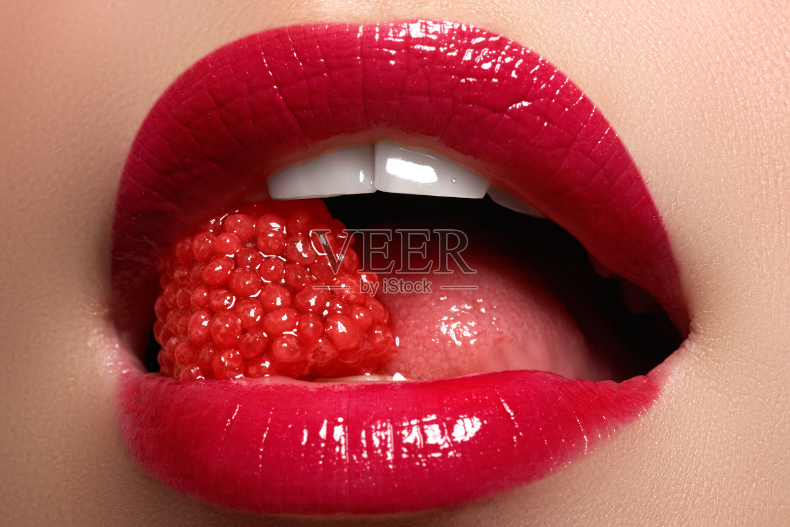 特写女人的嘴唇与明亮的时尚红色光泽的化妆。照片摄影图片