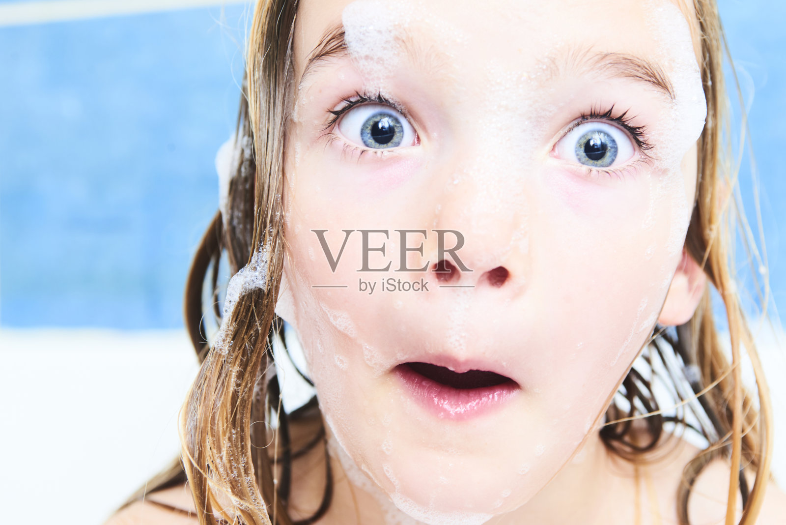 长头发湿漉漉的小女孩洗了个泡泡浴照片摄影图片