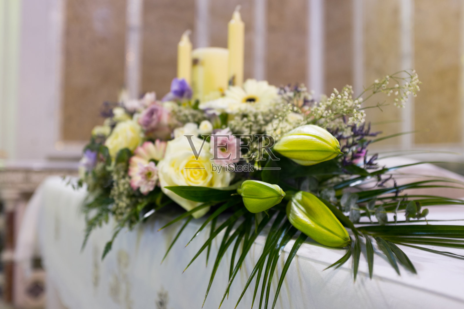 教堂里的婚礼鲜花。近距离照片摄影图片