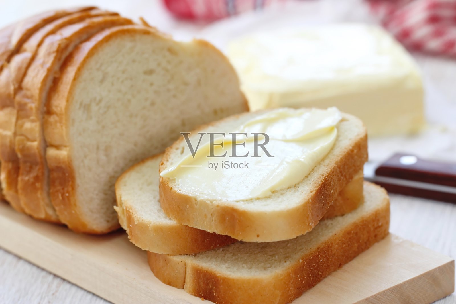 早餐吃黄油面包照片摄影图片