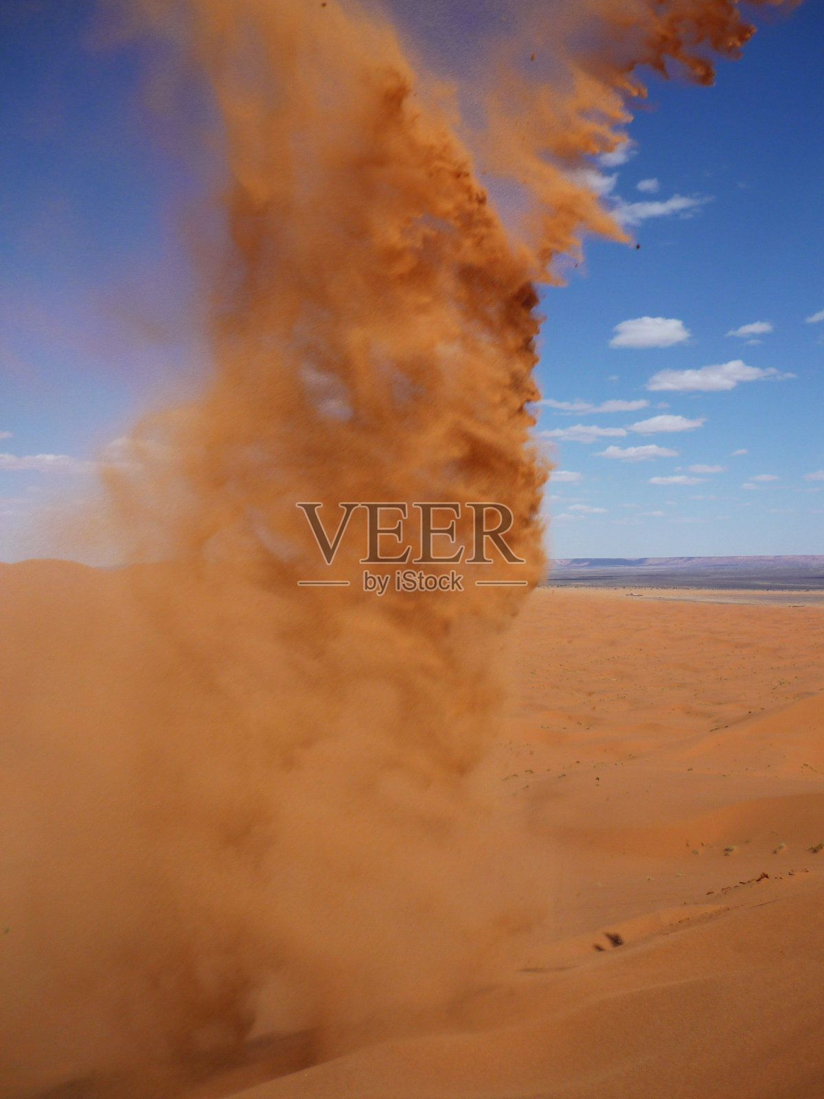 沙尘暴在沙漠照片摄影图片