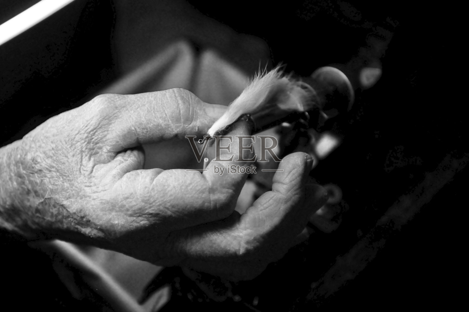 制作钓鱼用的苍蝇的工匠照片摄影图片