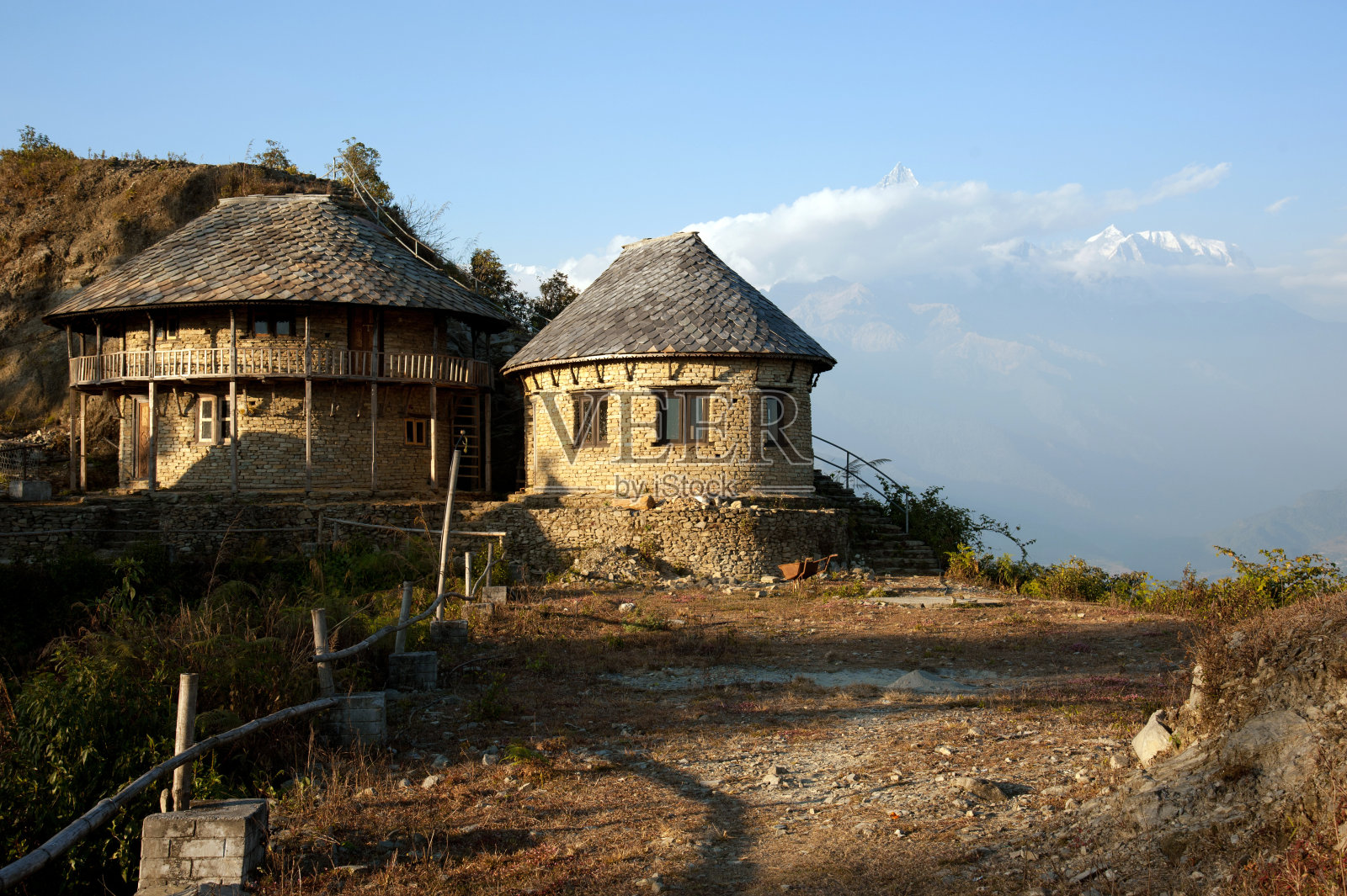 美丽的夜景，经典的房子靠近喜马拉雅山脉照片摄影图片