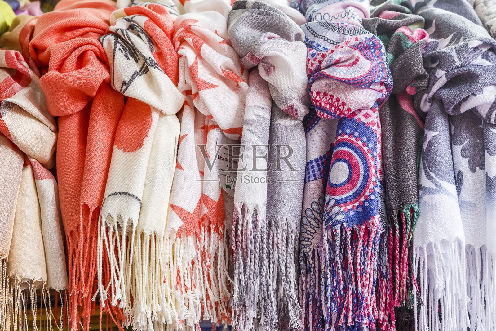 意大利街头出售的五颜六色的围巾照片摄影图片