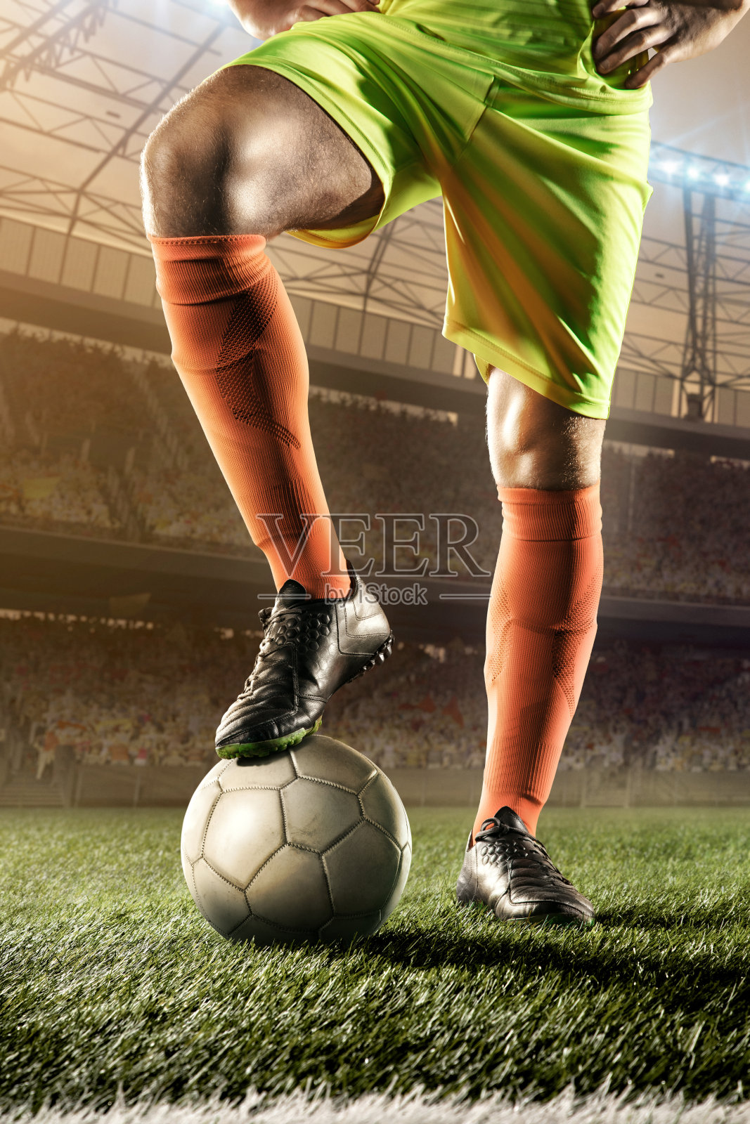 足球运动员的脚在足球开球照片摄影图片