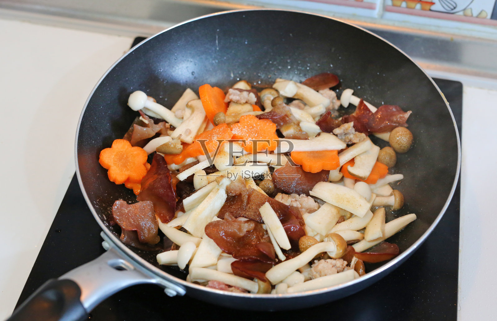 自制的烹饪。香菇炒猪肉，豆腐和胡萝卜。照片摄影图片