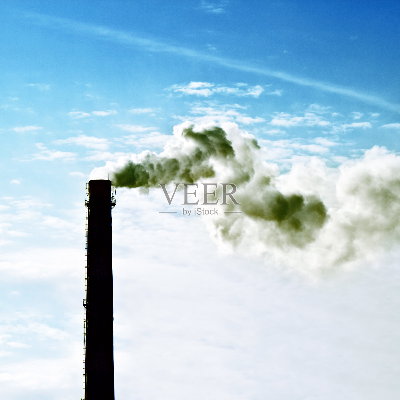 工业烟从烟囱飘上天空照片摄影图片