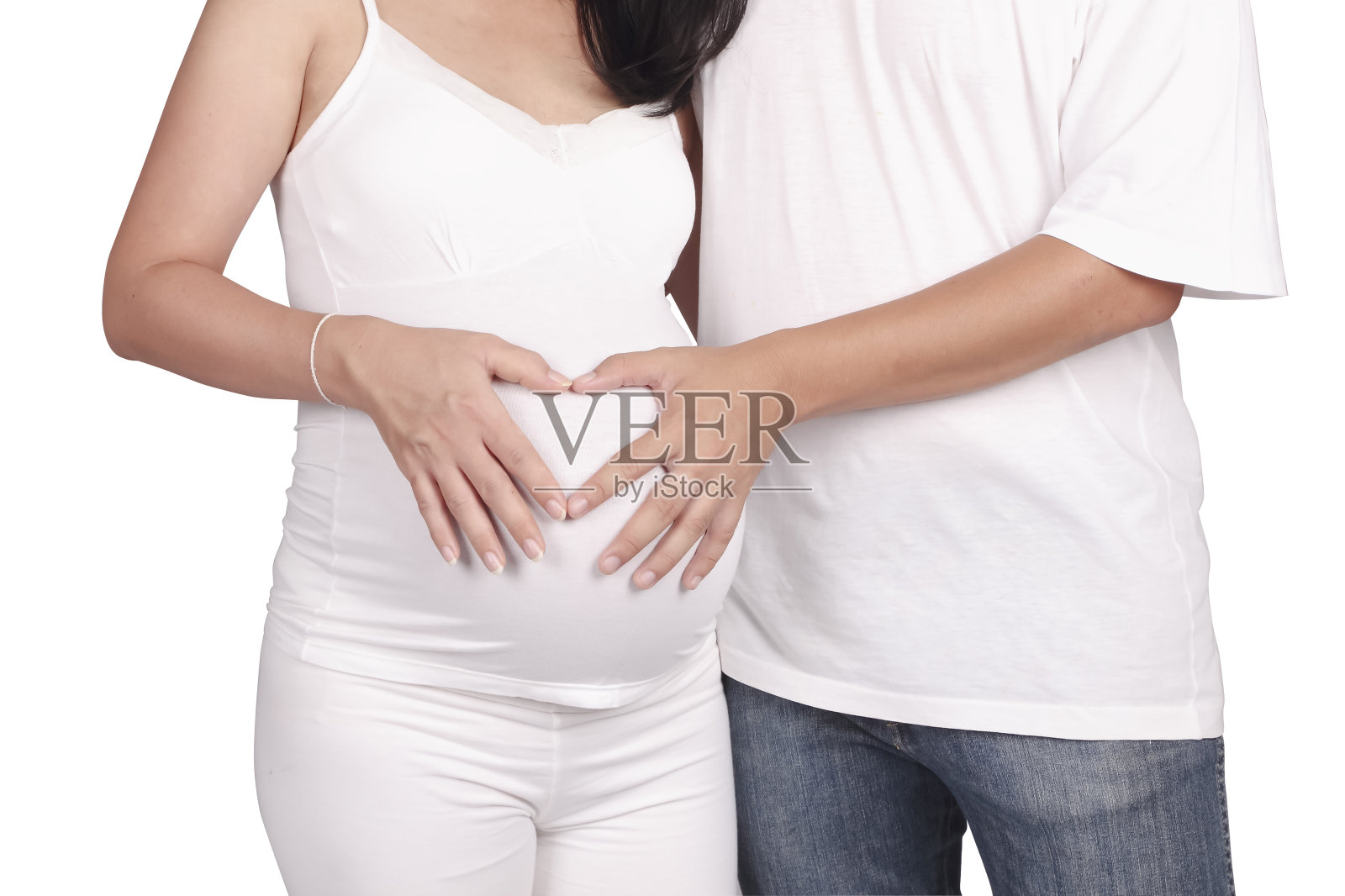 孕妇和她丈夫的心形手照片摄影图片