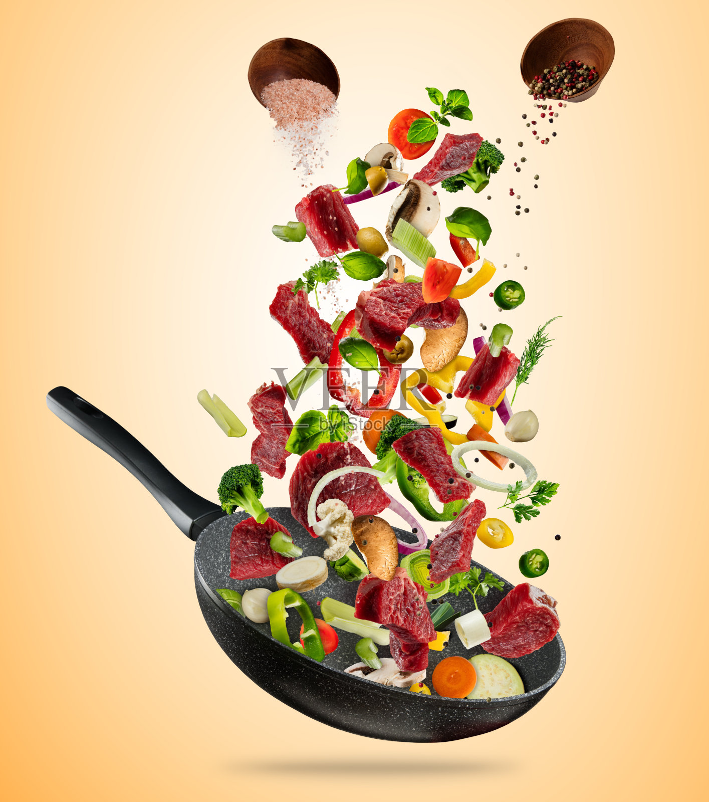 新鲜蔬菜和牛肉飞入平底锅，背景是棕色照片摄影图片
