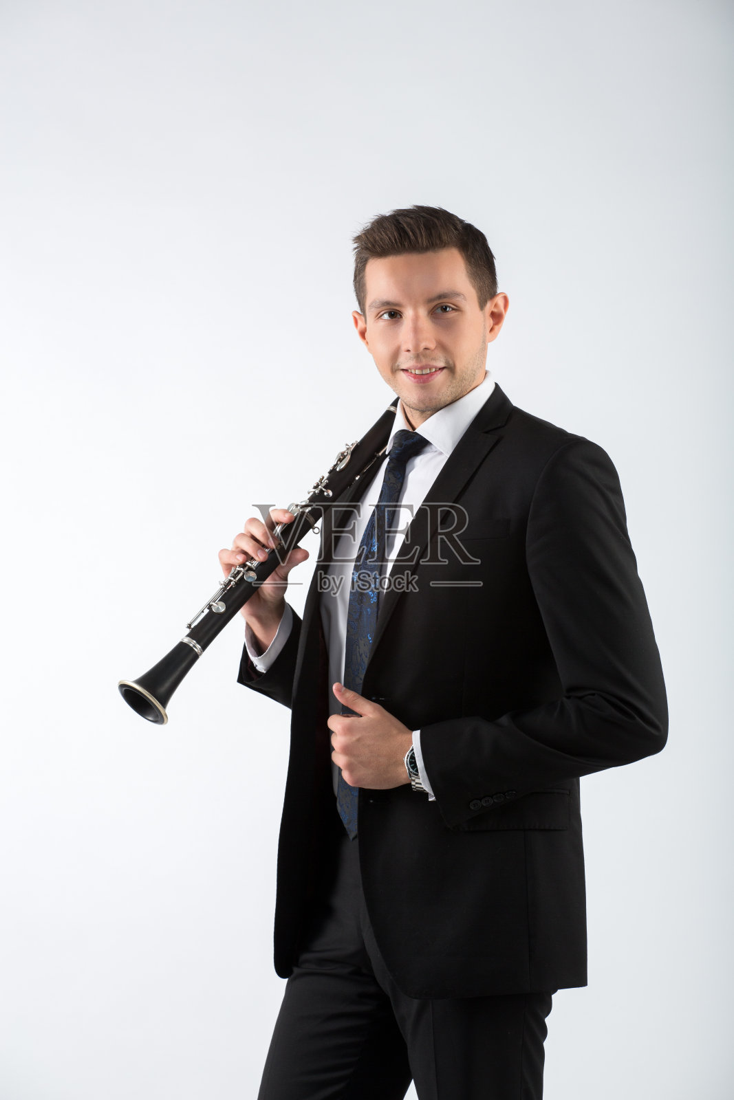 一个年轻人在吹单簧管照片摄影图片
