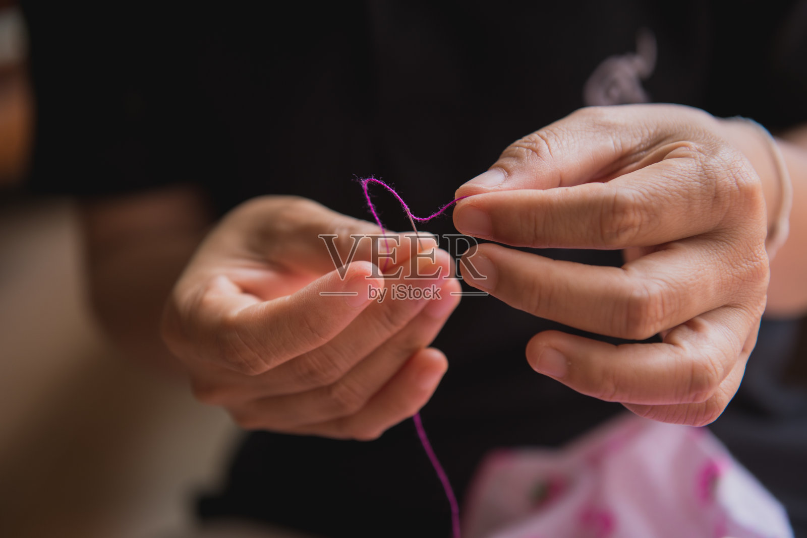 妇女用缝纫设备缝制织物照片摄影图片