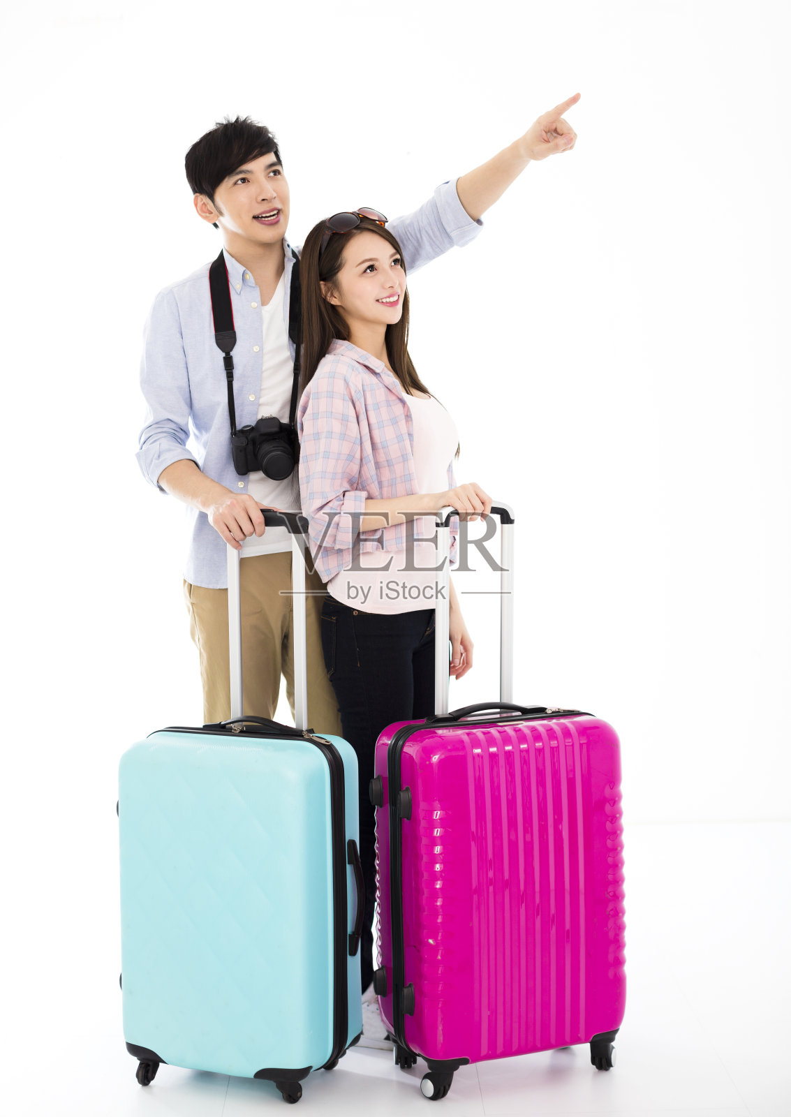 一对快乐的年轻夫妇带着行李箱去度假了照片摄影图片
