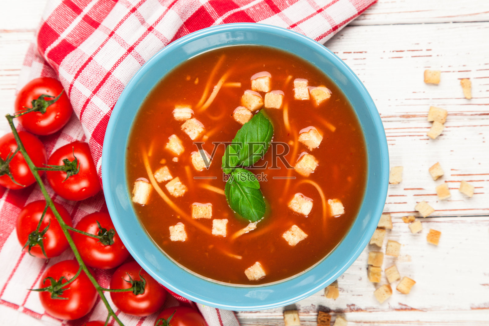 番茄汤和罗勒照片摄影图片