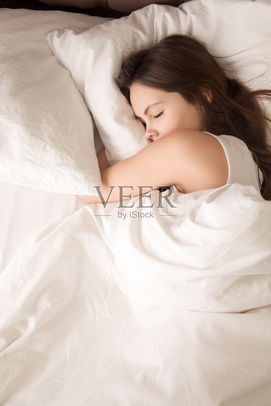 疲惫的年轻女子在床上睡得很好照片摄影图片