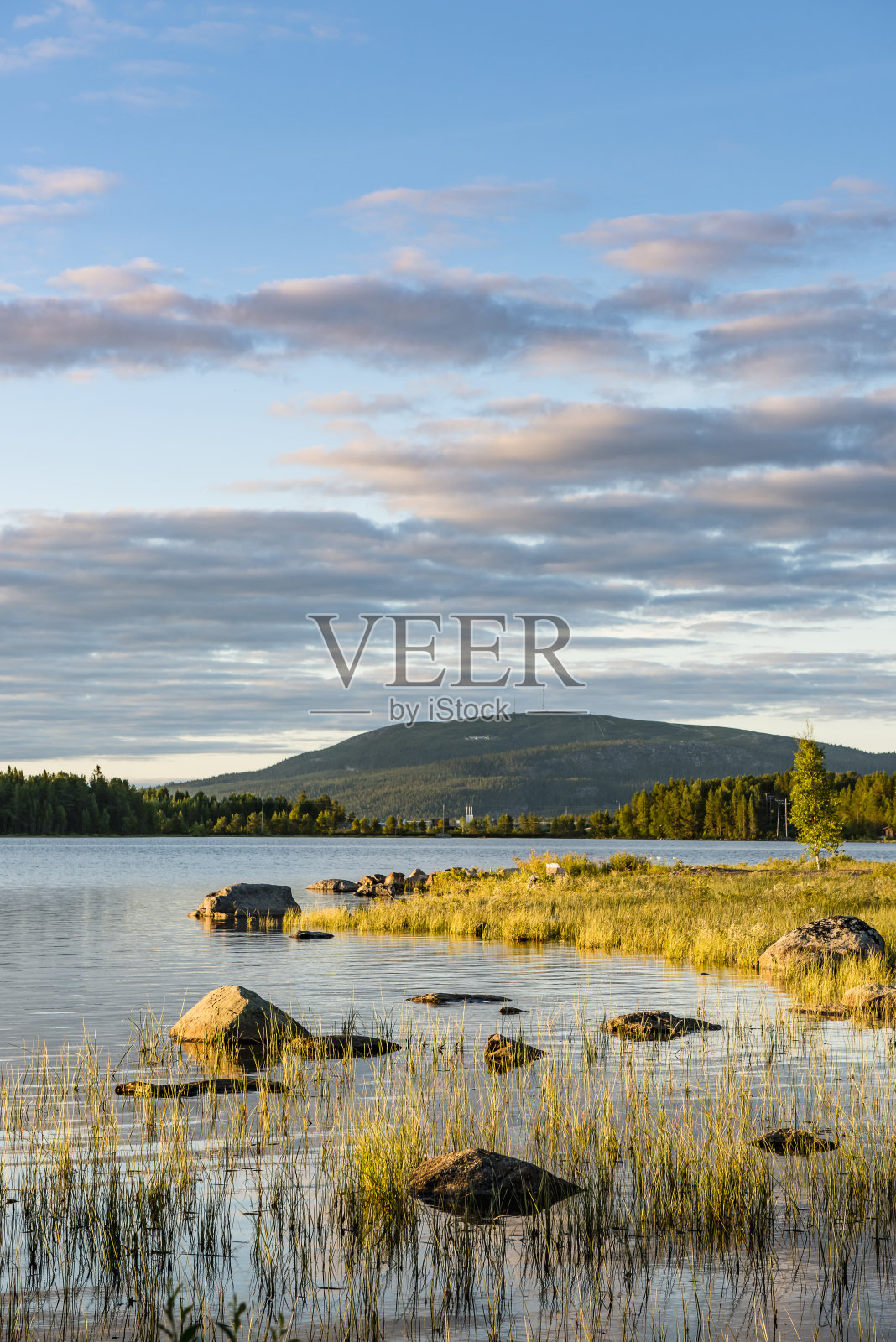 瑞典北部湖上的日落。照片摄影图片