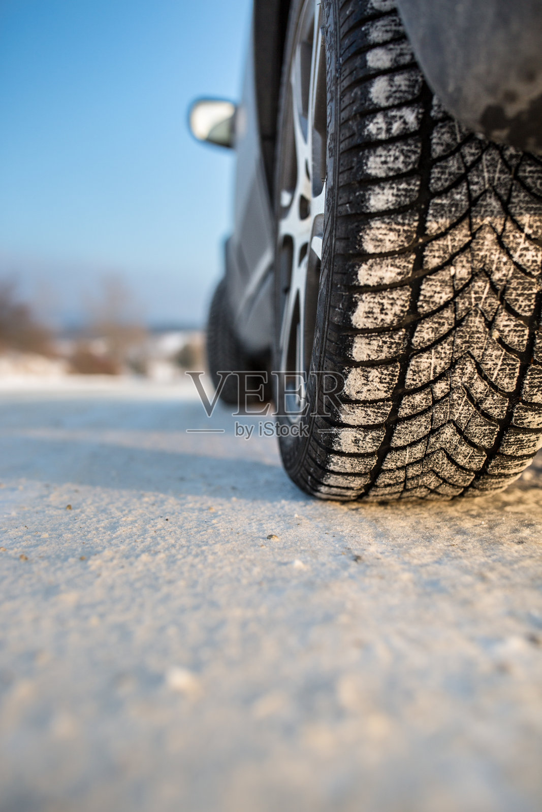 装着冬季轮胎的汽车行驶在光滑的雪地上照片摄影图片
