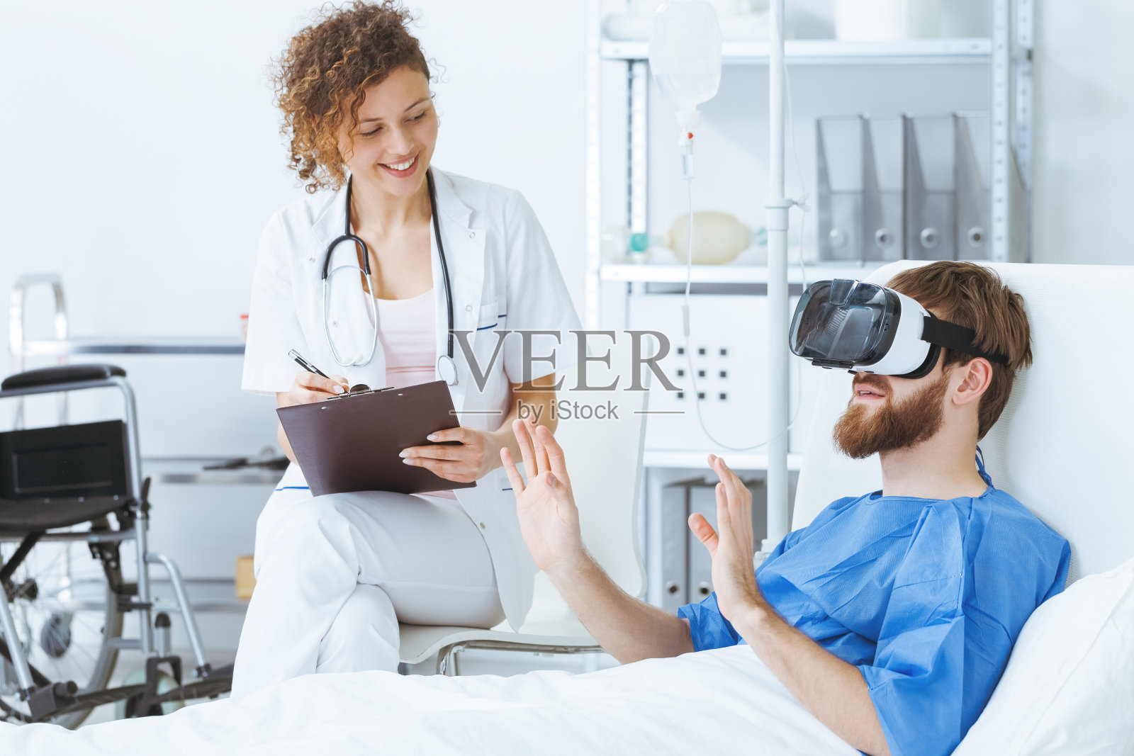 患者佩戴虚拟现实眼镜照片摄影图片